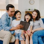 Menavigasi Tentang Keluarga Era Digital
